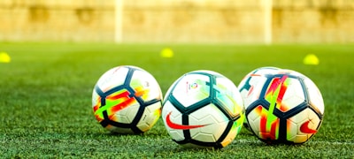 数据可视化图表展示球员跑动热图、传球网络与射门分布