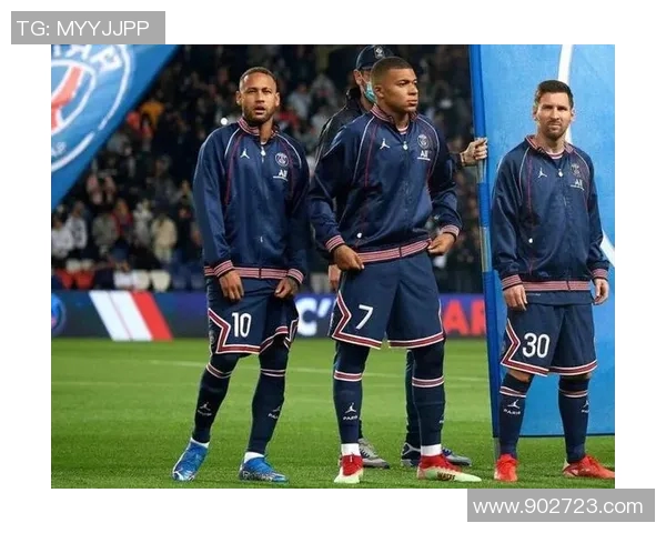 足球明星意外抢镜路人瞬间引发热议网友纷纷点赞称其亲民魅力十足